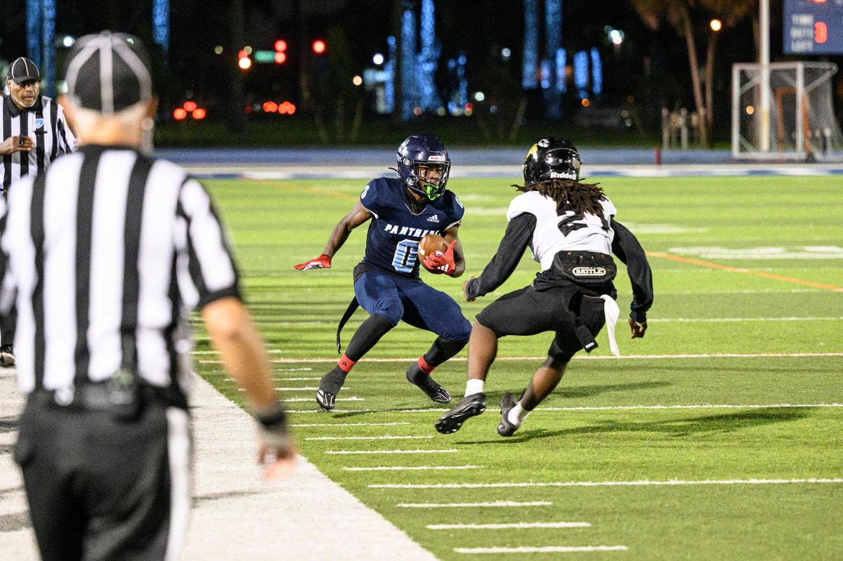 Palmetto High School Wide Receiver Cameron Sapp (0) runs the ball during the game at Tropical Park on Friday, Nov. 15, 2024 in Miami, Fla. (Ruben Gonzalez/Miami Herald)