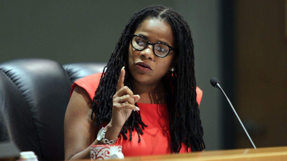 Michelle Spence-Jones, que aparece en una foto de archivo en una reunión de la Comisión de Miami, recibió su primer pago de pensión de $10,600 mensuales.
