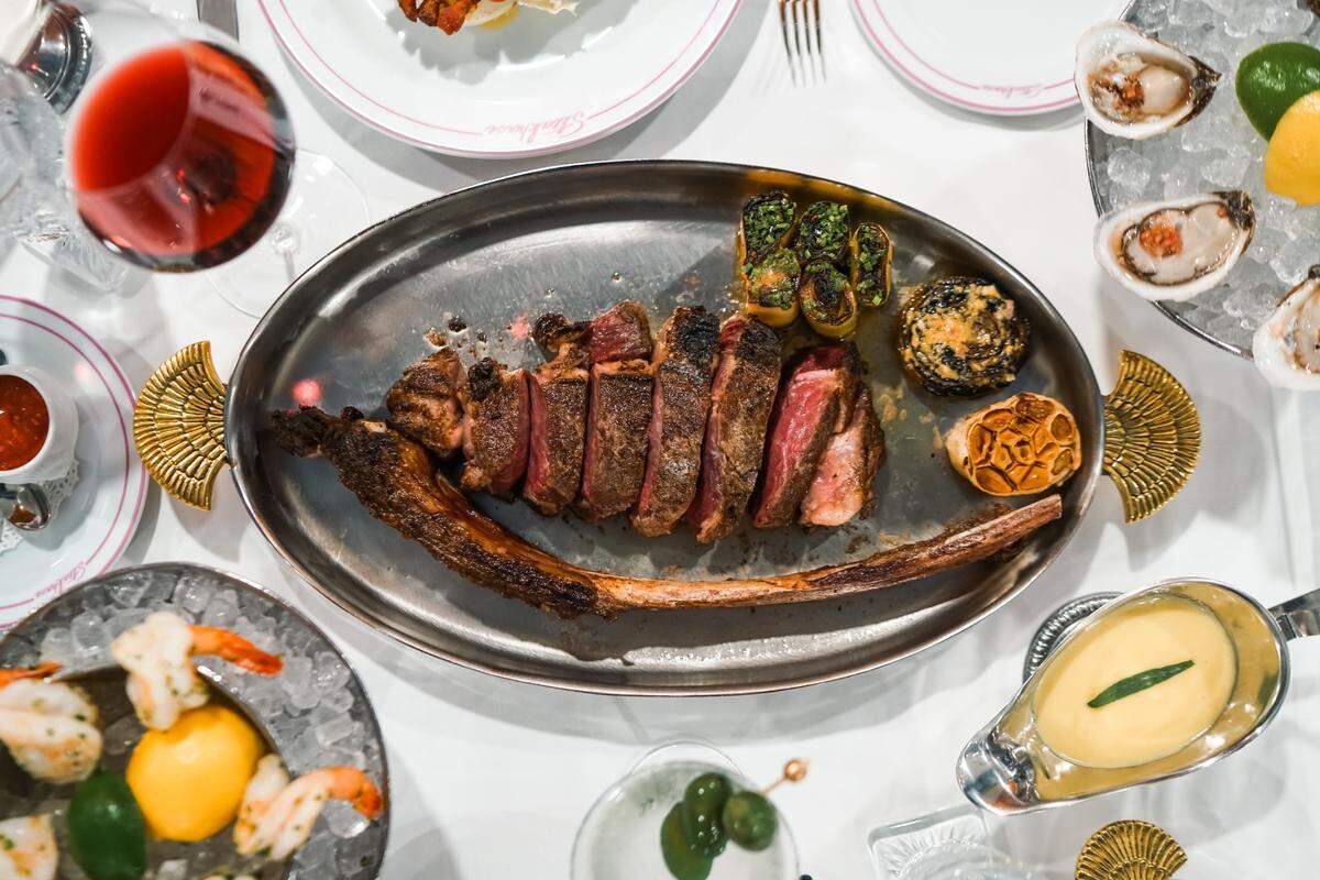 Filete tomahawk Wagyu en Dirty French, un nuevo restaurante de carnes en Brickell