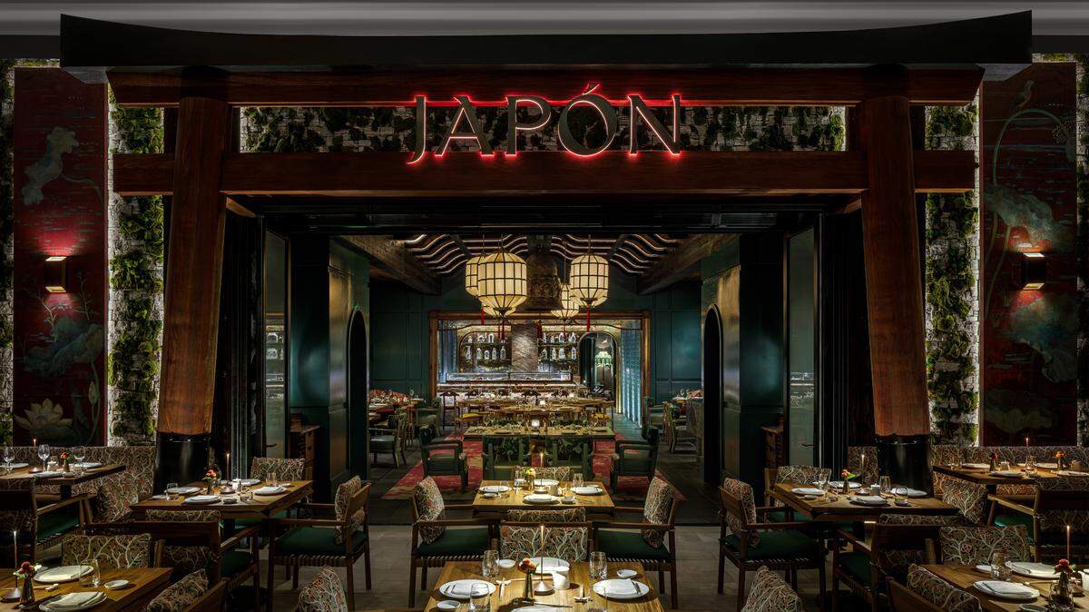 La puerta japonesa Torii en el patio del glamoroso nuevo restaurante Japón en The Setai Miami Beach. Los puertas Torii se encuentran con frecuencia a la entrada de los templos Shinto.