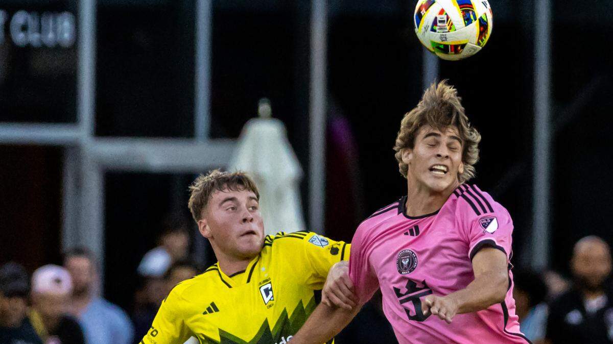 IEl mediocampista de Miami Benjamin Cremaschi (30) encabeza el balón frente al mediocampista del Columbus Crew Aidan Morris (8) en la primera mitad de su partido de la MLS en el Chase Stadium el miércoles 19 de junio de 2024 en Fort Lauderdale, Florida.