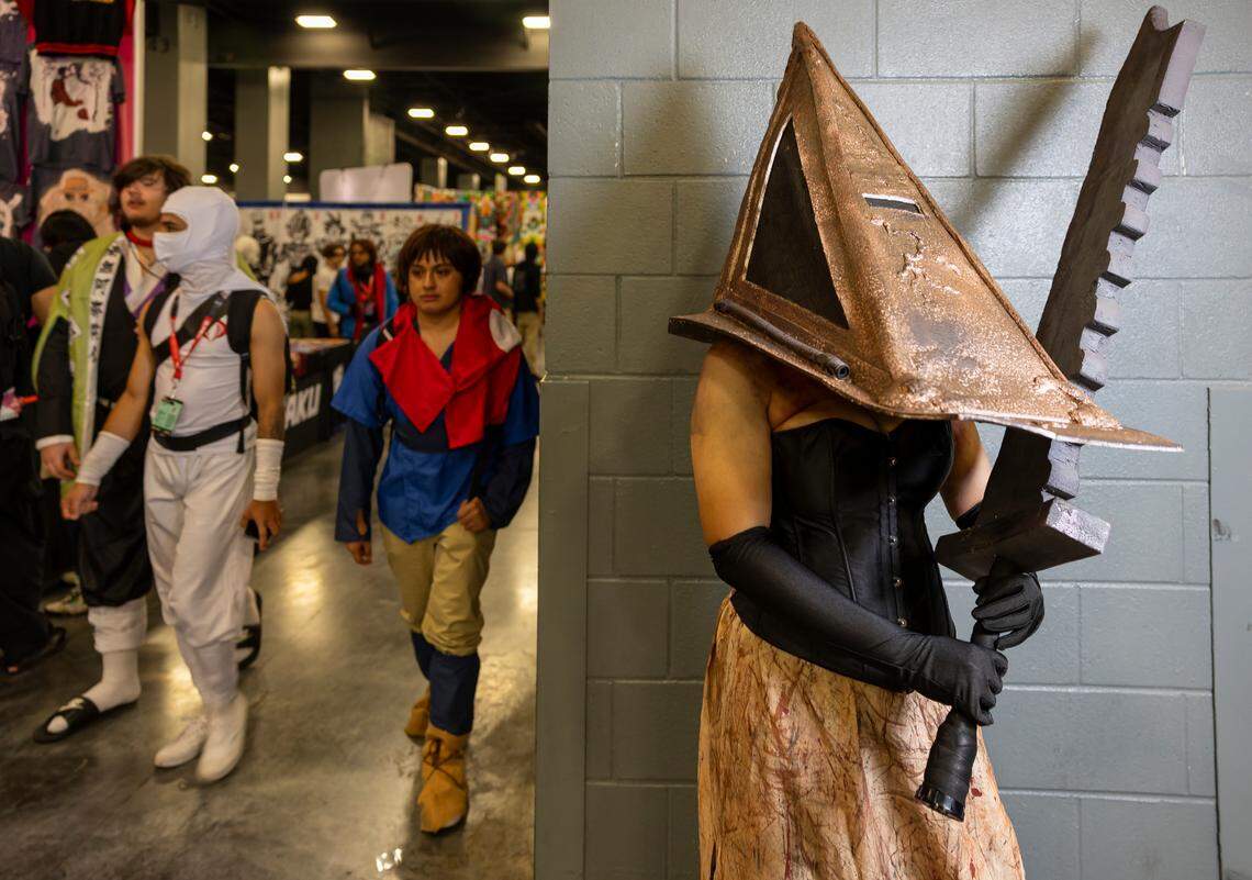 Brianna Carabali cosplays as Pyramid Head from 'Silent Hill 2.'