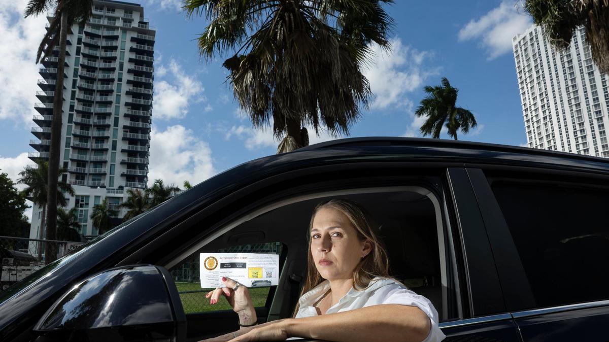 Jennifer González sostiene su notificación de infracción de tránsito el viernes 21 de febrero de 2025 en Miami, Florida. González recibió una multa de $225 de la Oficina del Sheriff de Miami-Dade después que BusPatrol la emitiera por lo que afirman fue pasar ilegalmente un autobús escolar.