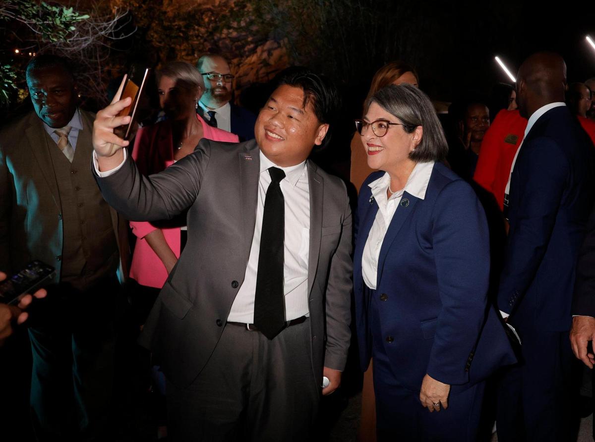 La alcaldesa del Condado Miami-Dade, Daniella Levine Cava, posa con el director de Comercio Internacional, Kampanart Yomsuk, después de que Cava pronunciara el discurso sobre el Estado del Condado 2024 en el Zoo Miami, el miércoles 24 de enero de 2024.