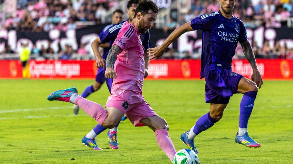 El delantero del Inter de Miami, Lionel Messi, dispara al arco ante la marca del mediocampista de Orlando City, Joran Gerbet (der.), durante la segunda mitad del partido de la MLS celebrado el 18 de mayo de 2025, en Fort Lauderdale, Florida.
