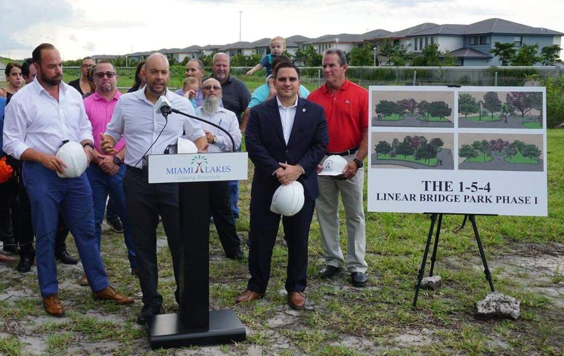 El alcalde de Miami Lakes, Manny Cid, durante la ceremonia de inauguración para la construcción de Bridge Park, el miércoles 28 de agosto de 2019.