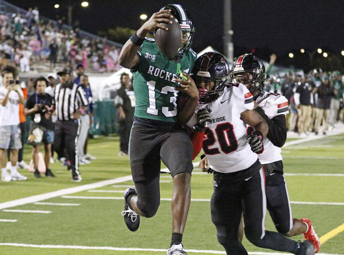 Miami Central Rockets wide receiver Kareem Brown (13) scores a touchdown against Southridge Spartans during football game on Saturday, October 18, 2025 at Traz Powell Stadium in Miami. Andrew Uloza / for Miami Herald