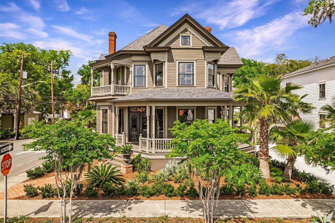 A Victorian home for sale in Savannah, Georgia, beams with Southern charm after a restoration done by a pair of well-known house flippers. The renovators also upgraded a home seen in the Netflix hit “Stranger Things.”