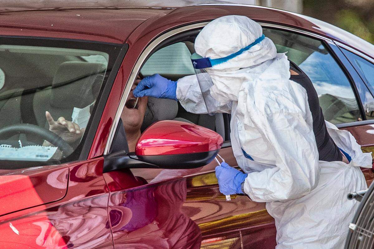 Se realizan pruebas de coronavirus en Marlins Park el viernes 26 de junio de 2020.
