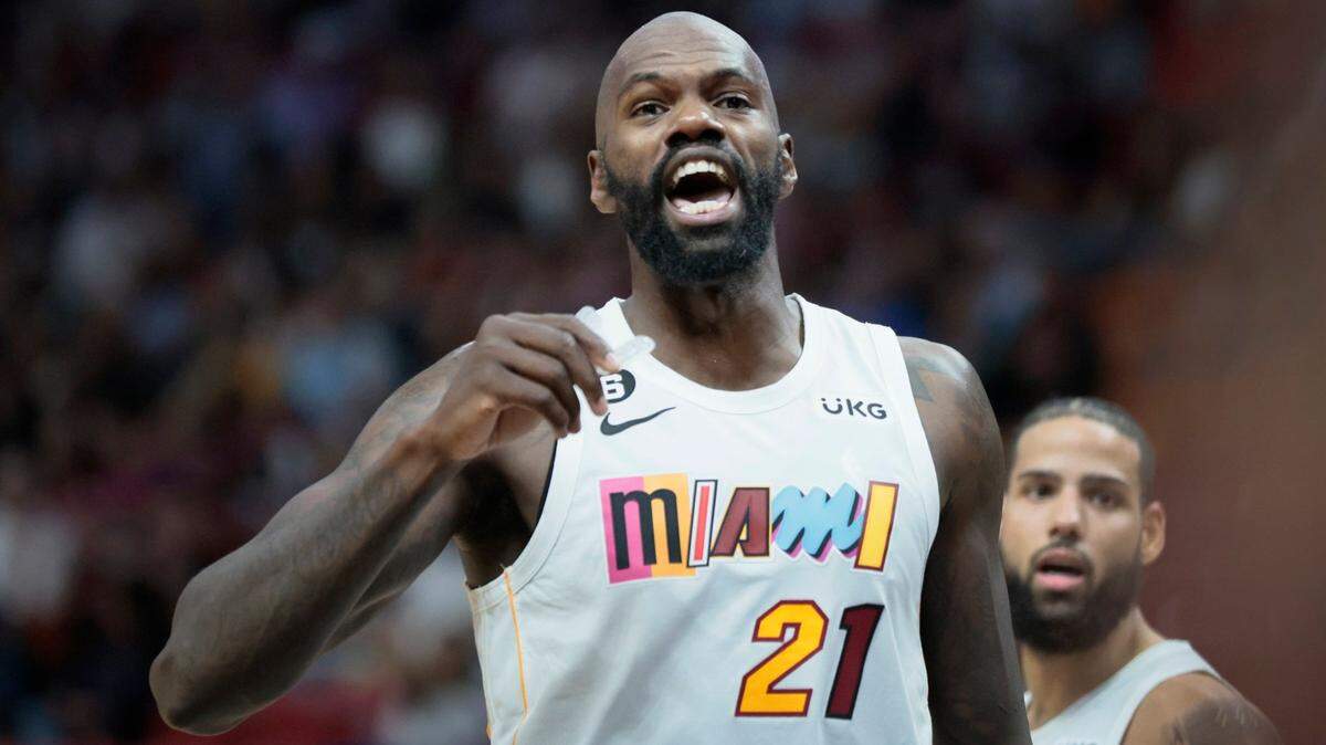 Miami Heat center Dewayne Dedmon (21) reacts after a play during the game against the Charlotte Hornets at the FTX Arena in Miami on Saturday, November 12, 2022.