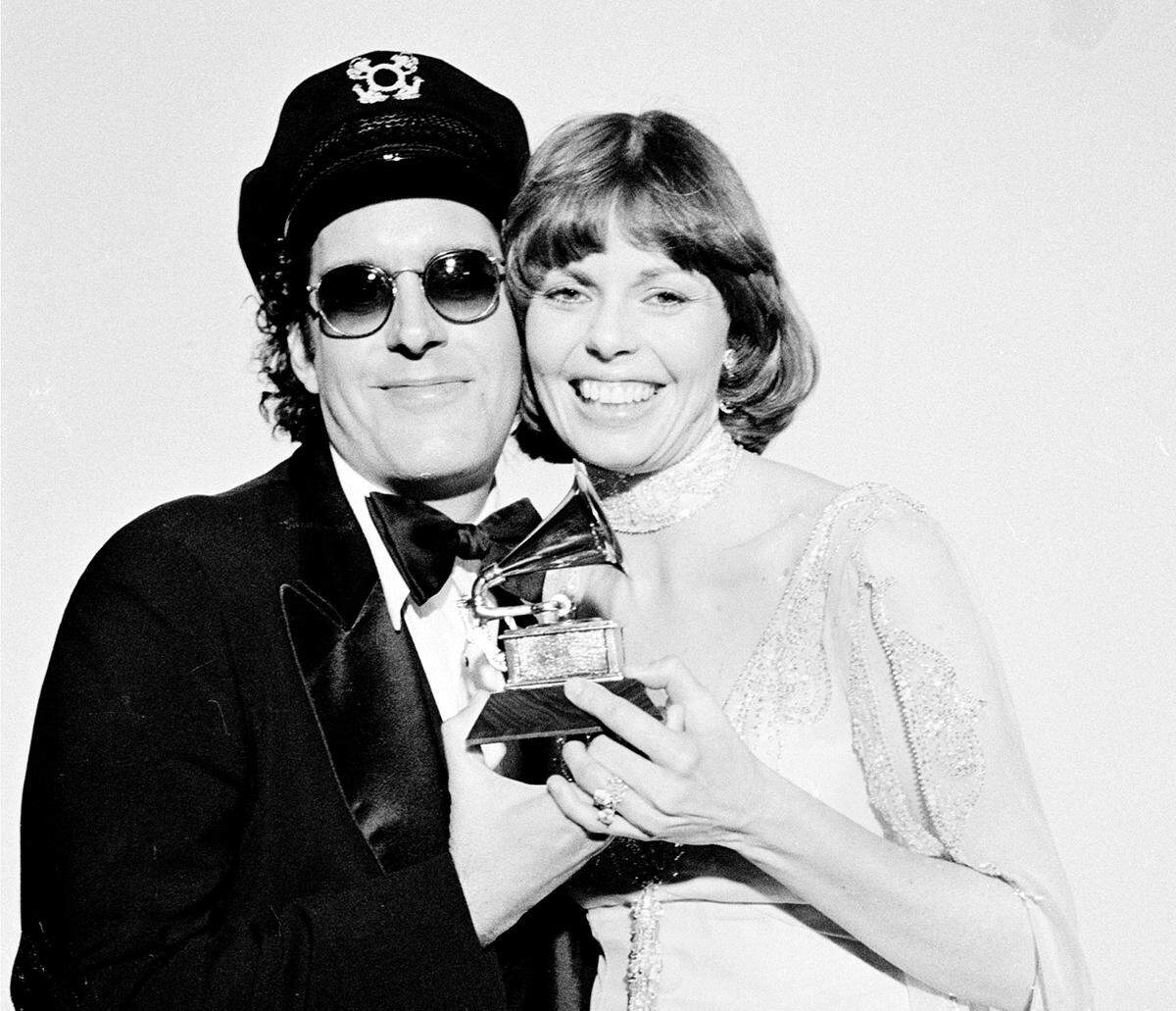 In this Feb. 28, 1976 file photo, Daryl Dragon and his wife Toni Tennille, of the Captain & Tennille, hold the Grammy award they won for record of the year for “Love Will Keep Us Together,” at the Grammy Awards ceremony in Los Angeles. Dragon died early Wednesday, Jan. 2, 2019 in at a hospice in Prescott, Arizona. Spokesman Harlan Boll said he was 76 and died of renal failure. His former wife and musical partner, Toni Tennille, was by his side.