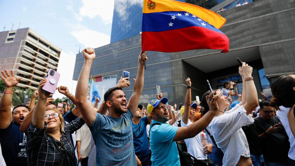 VENEZOLANOS ONDEAN banderas y gritan consignas en apoyo a los líderes opositores María Corina Machado y Edmundo González durante una manifestación contra los resultados oficiales de las elecciones presidenciales, en Caracas el 30 de julio de 2024.