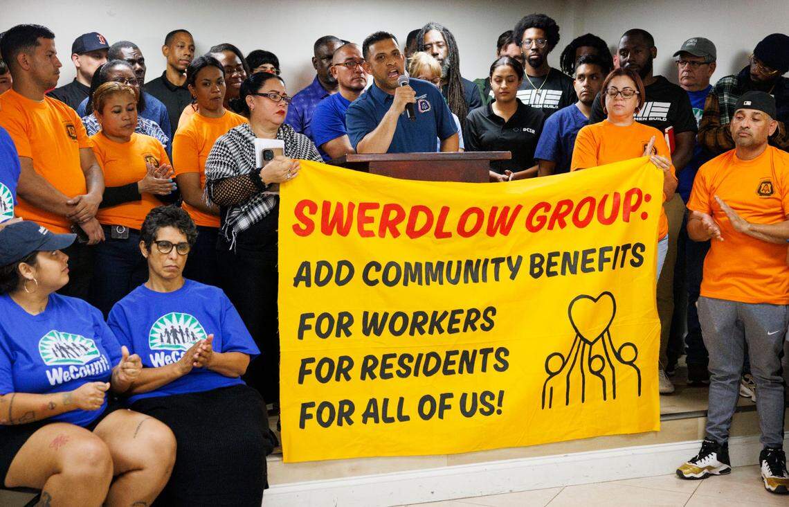 Un miembro del Sindicato de Carpinteros de Florida habla durante una conferencia de prensa de WeCount! el 5 de marzo en la Iglesia Bautista Evangélica Grace de Miami. Miembros de la organización sostienen una pancarta pidiendo a la urbanizadora Swerdlow Group que incluya beneficios comunitarios como viviendas asequibles, calefacción y salarios dignos para los trabajadores de la construcción en su plan para un proyecto de reurbanización masivo que traerá 5,700 unidades de vivienda asequible y para trabajadores al barrio de Little River-Little Haiti.