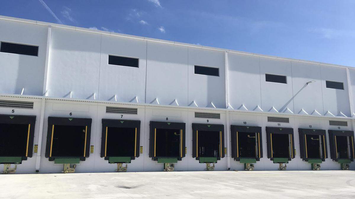 The relocation company Suddath leased the 132,000-square-foot center in Hialeah pictured above. The center has a total 46 loading dock doors.