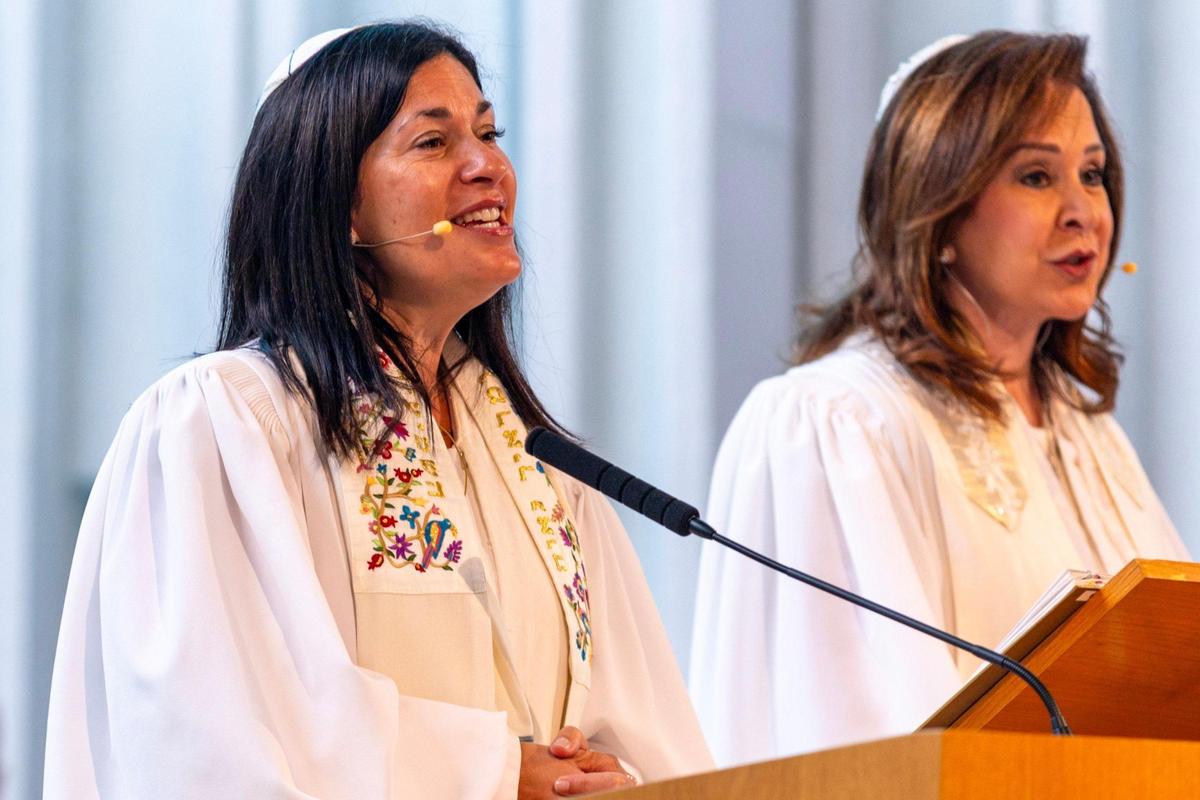 Temple Judea Rabbi Judith Lazarus Siegal, left, sings alongside Cantor Lisa Verona Segal during Rosh Hashana services Saturday morning, Sept. 16, 2023.
