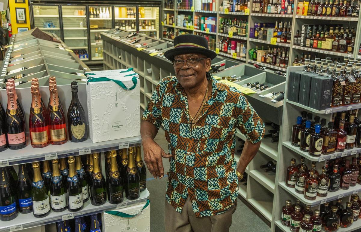 John McGriff, visto aquí el 7 de junio de 2024, ha trabajado durante 49 años en Sunset Corners y seguirá trabajando en el emblemático negocio familiar para el nuevo propietario, que lo llamará Jensen's at Sunset Corners, en 8701 Sunset Dr., en Miami.