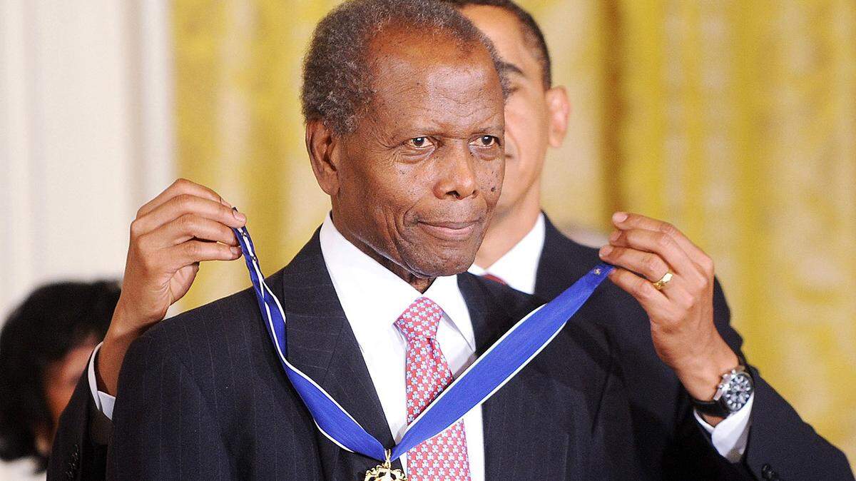President Barack Obama awards the Presidential Medal of Freedom to Sidney Poitier during a ceremony at the White House in Washington, D.C., on Aug. 12, 2009.