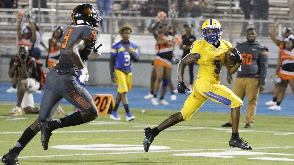 The Northwestern Bulls’ Jacquez Stuart (3) runs for a touchdown against Booker T. Washington Tornadoes during the football game on Friday, September 21, 2018 at Traz Powell Stadium in Miami