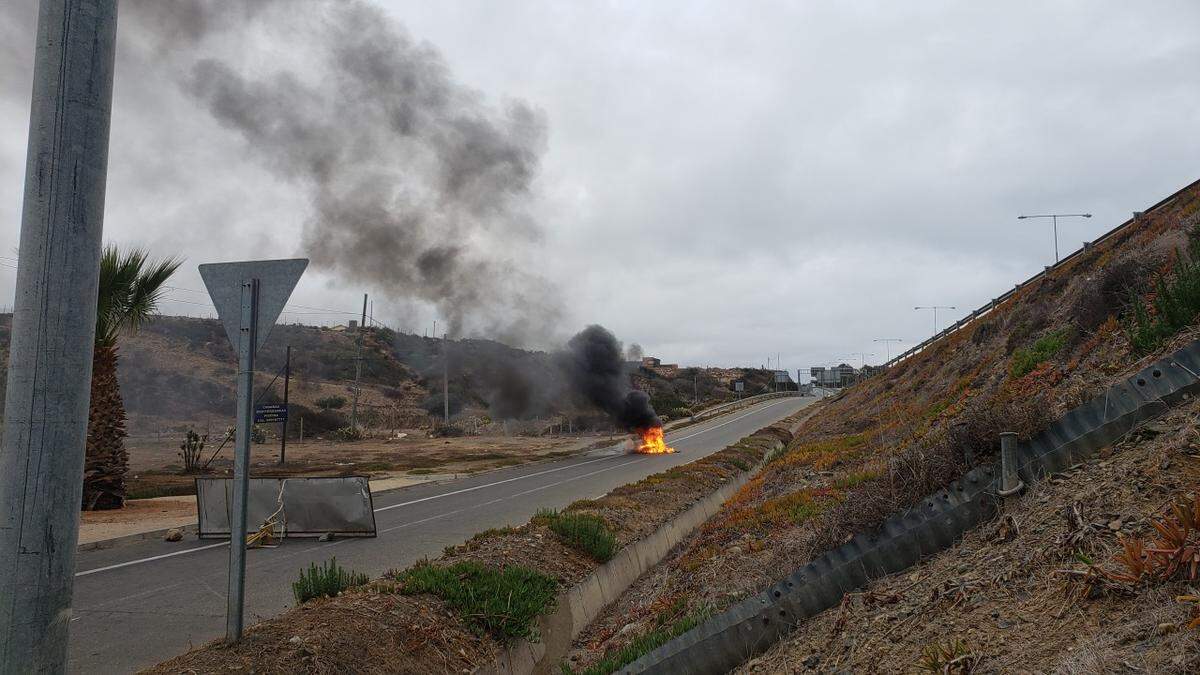 Residents of Los Molles erected barricades and checkpoints to isolate the town during the coronavirus quarantine.