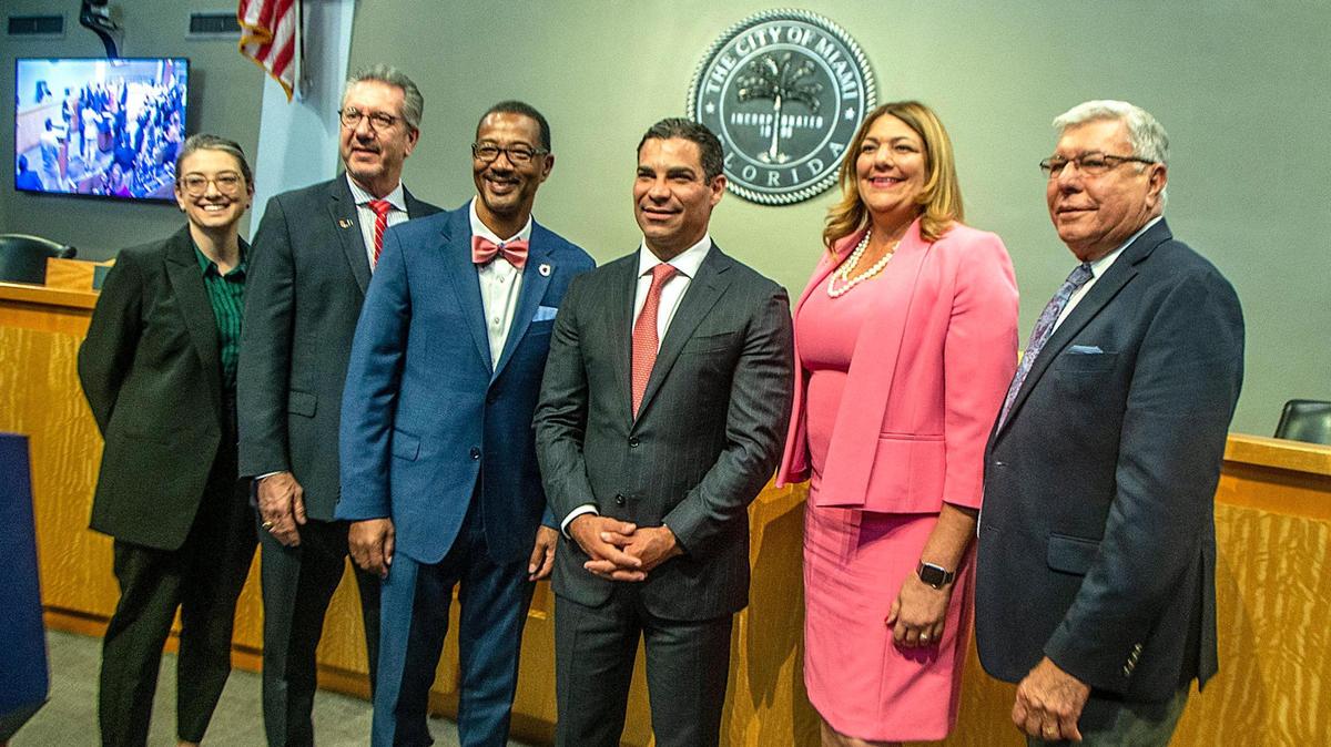 El alcalde de Miami  Francis X. Suarez, Madeline Pumariega, presidenta de MDC y otros dignitarios  presentan un programa de becas para apoyar estudiantes en el  programa STEM.
•
