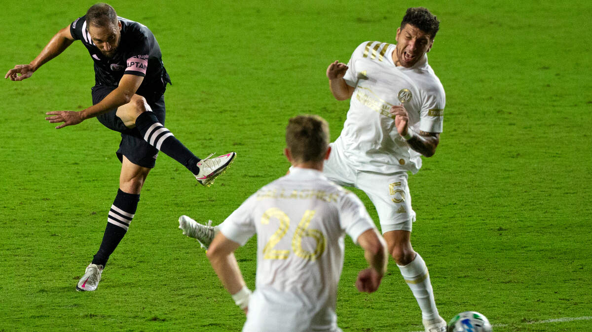 El delantero del Inter Miami CF Gonzalo Higuaín (34) tira a puerta ante la marca del volante del Atlanta United FC Eric Remedi (5), el pasado 14 de octubre de 2020 en el Inter Miami CF Stadium, en Fort Lauderdale , Florida.