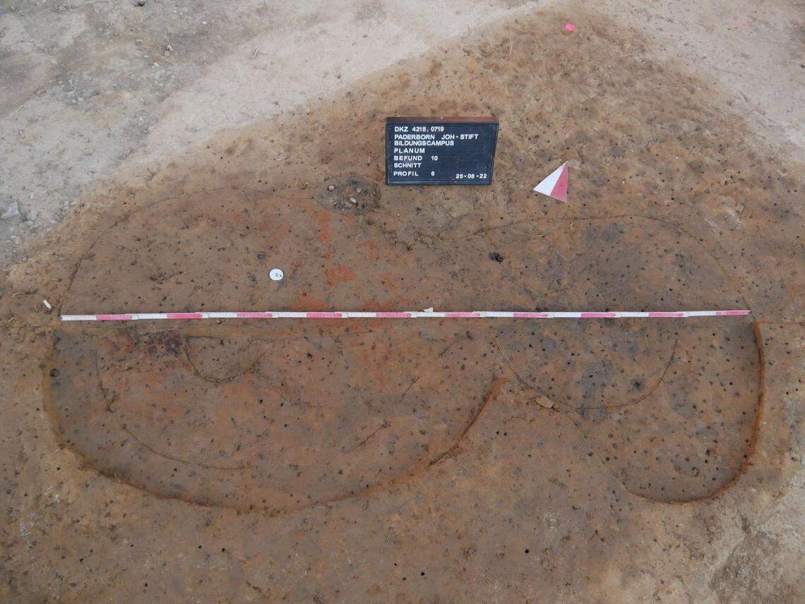 A field oven with a figure eight shape.