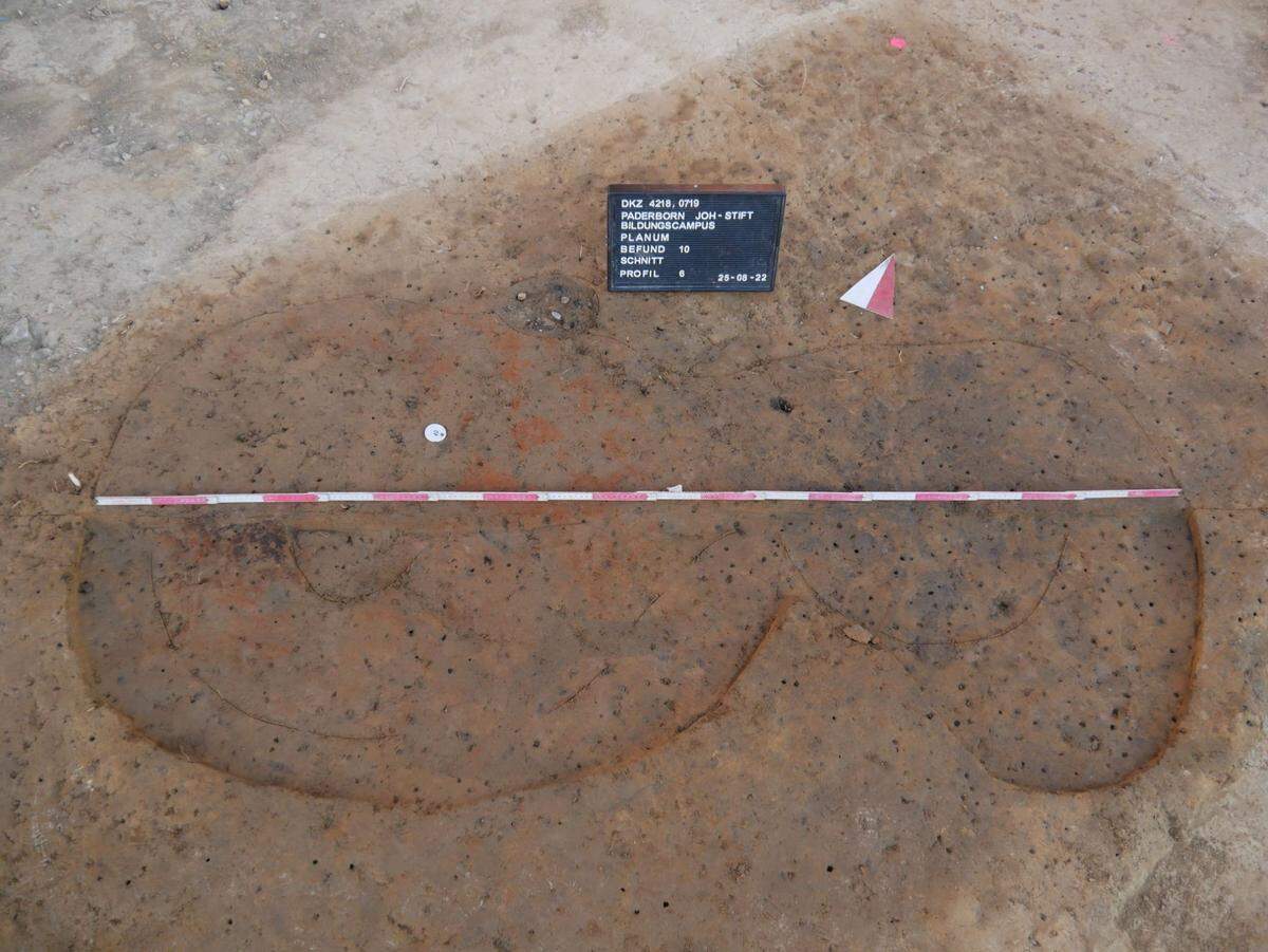 A field oven with a figure eight shape.