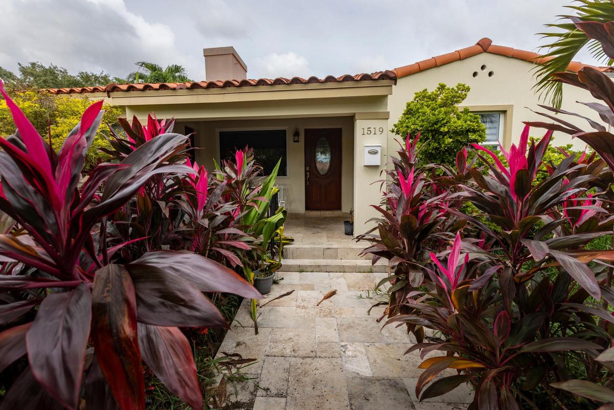 Casa propiedad del suspendido comisionado de Miami Alex Díaz de la Portilla en 1519 SW 19 street, en Miami. La casa se vendió en una subasta de ejecución hipotecaria el miércoles por la mañana, en una imagen del  14 de noviembre de 2023.