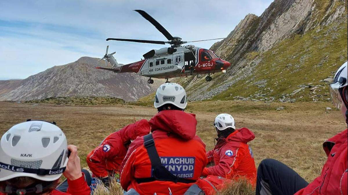 A man’s body was recovered after he fell while climbing a ridge in North Wales, UK rescuers said.