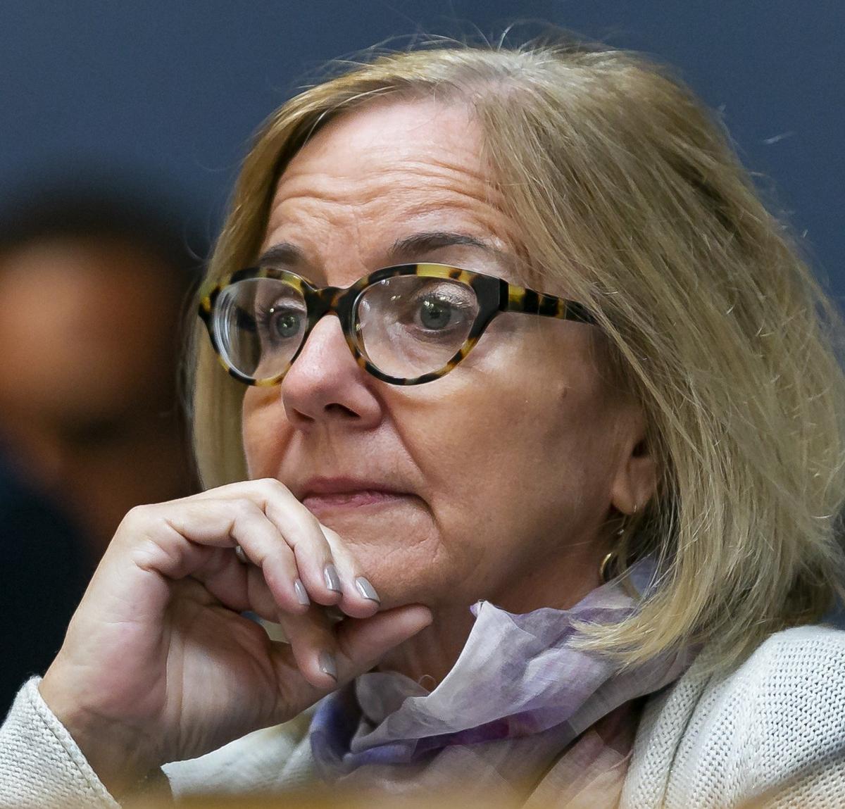 La comisionada por el distrito 5 de Miami-Dade, Eileen Higgins, se enfrenta al abogado Renier Díaz de la portilla, quien le pide a votantes que lo elijan a el porque es hispano.