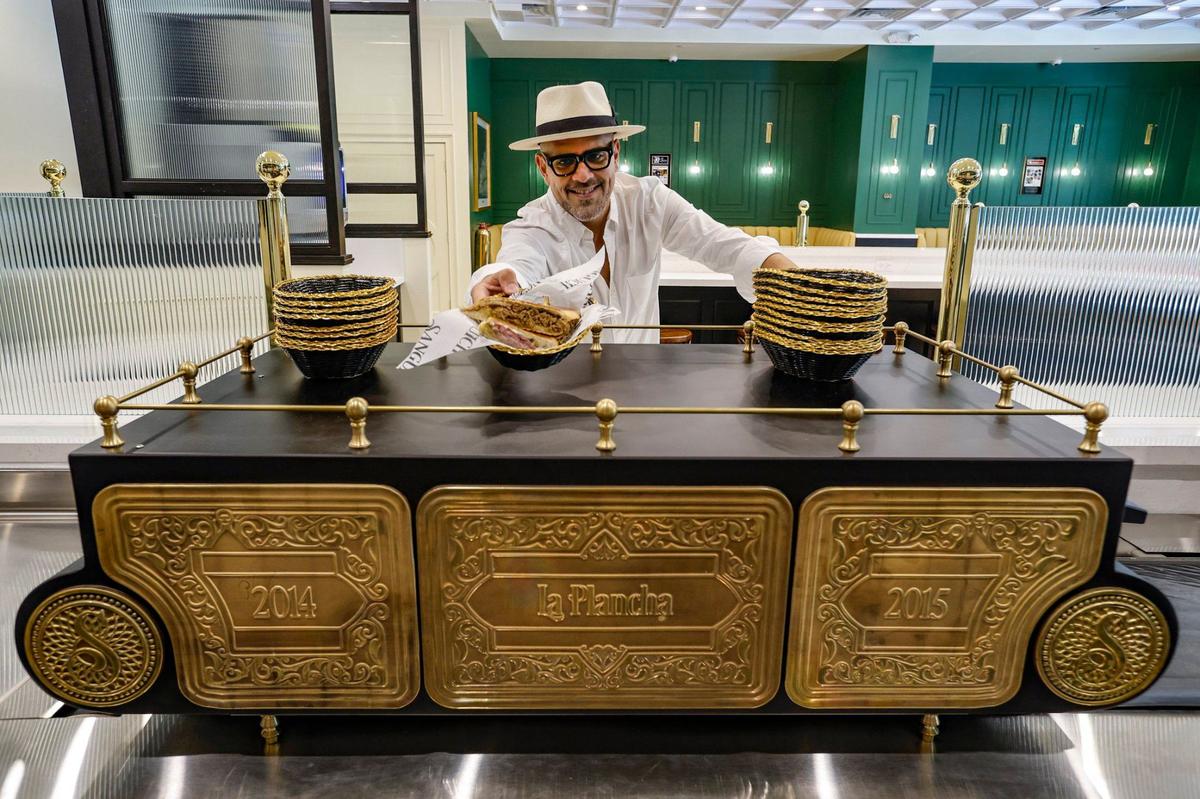 Daniel Figueredo, copropietario de Sanguich, muestra su patentada La Plancha, que él diseñó para facilitar la elaboración de sandwiches prensados a gran escala.