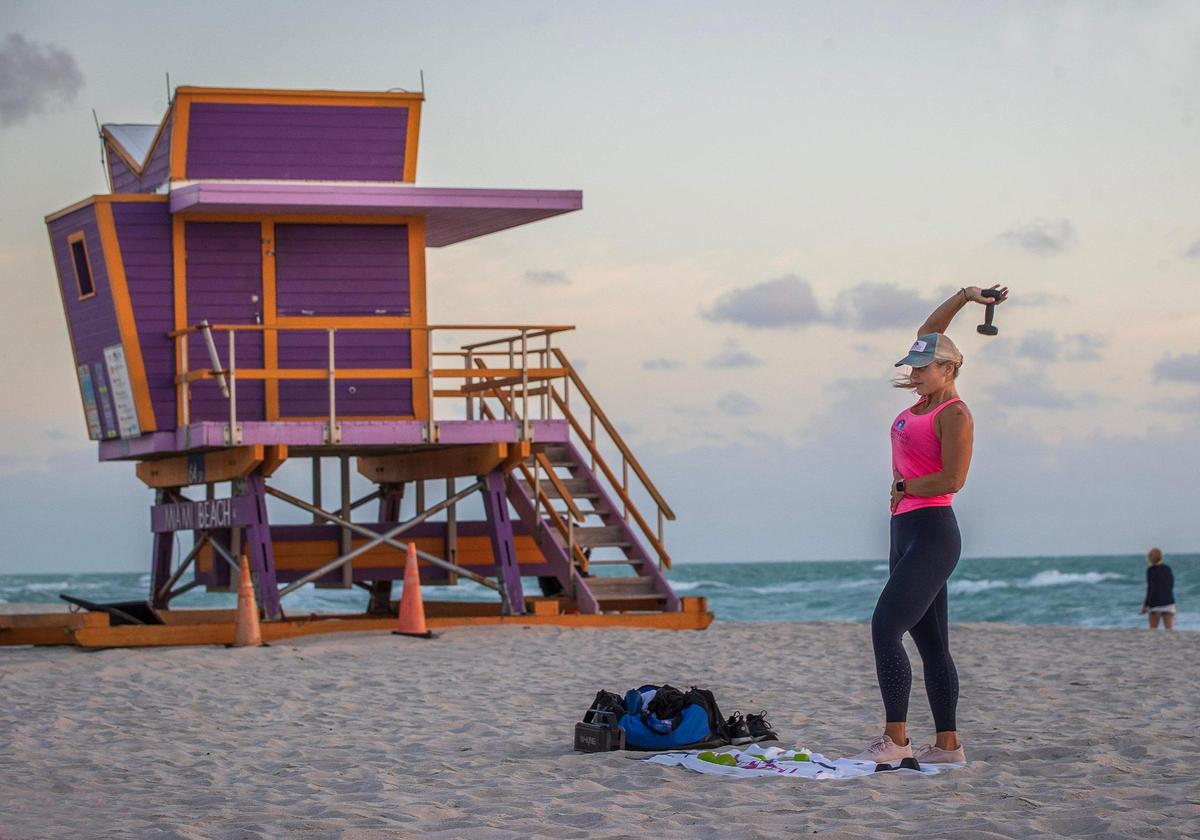 Certified personal trainer and fitness instructor Kristen Smith leads a class in the sand at sunrise on Tuesday, Jan. 23, 2024 as part of her Miami Beach Fit Camp program. She used to weighed 405 pounds and has lost more than 240 pounds since 2006. She will run her first Life Time Miami Marathon on Sunday, Jan. 28th.