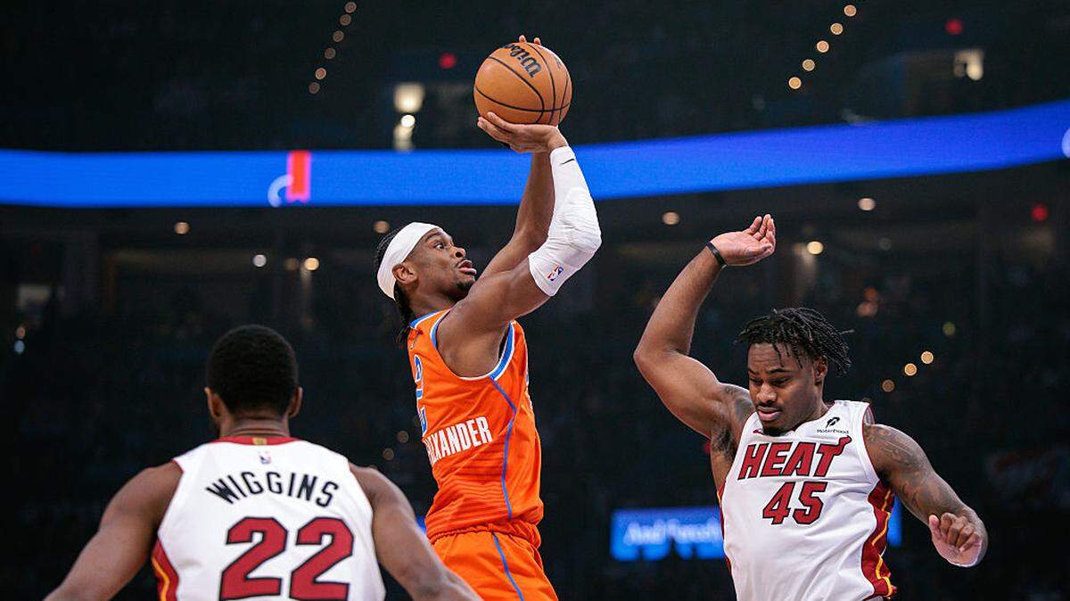 La estrella del Thunder Shai Gilgeous-Alexander lanza al aro ante la marca de Davion Mitchell, del Heat de Miami, en el partido celebrado el 11 de enero de 2026 en el Paycom Center de Oklahoma City. 