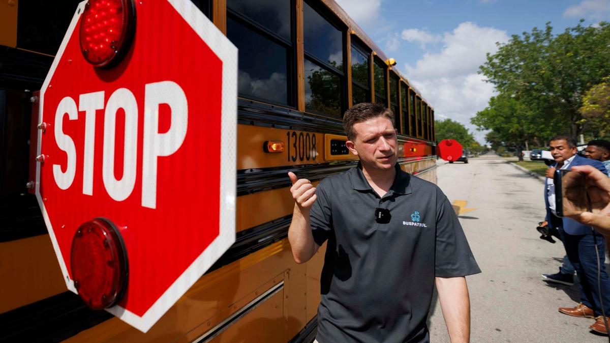 Steve Randazzo, jefe de crecimiento de BusPatrol, señala una cámara lectora de placas que graban hasta ocho carrileras de tráfico, tras anunciar un nuevo programa para multar a choferes que no se detengan cuando la señal de pare de los autobuses escolares esté desplegada, el 7 de mayo de 2024..