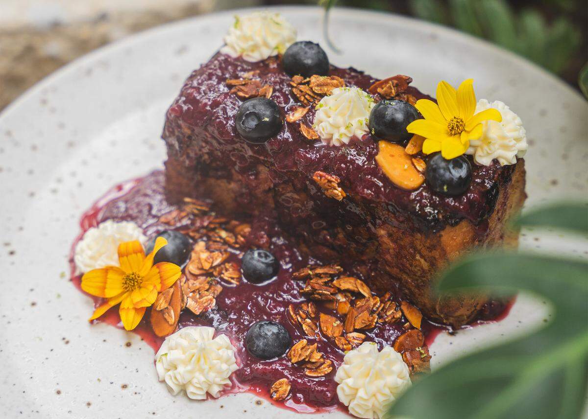 La tostada francesa de yuzu con compota de bayas es uno de los desayunos de Flora Plant Kitchen en Miami.