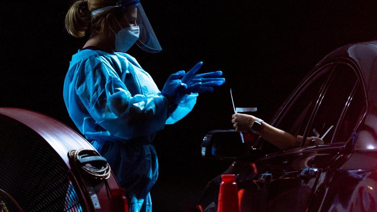 Un trabajador de la salud toma una muestra en el centro de pruebas de detección de COVID-19 de Nomi Health en el Tropical Park de Miami el 5 de enero de 2023.