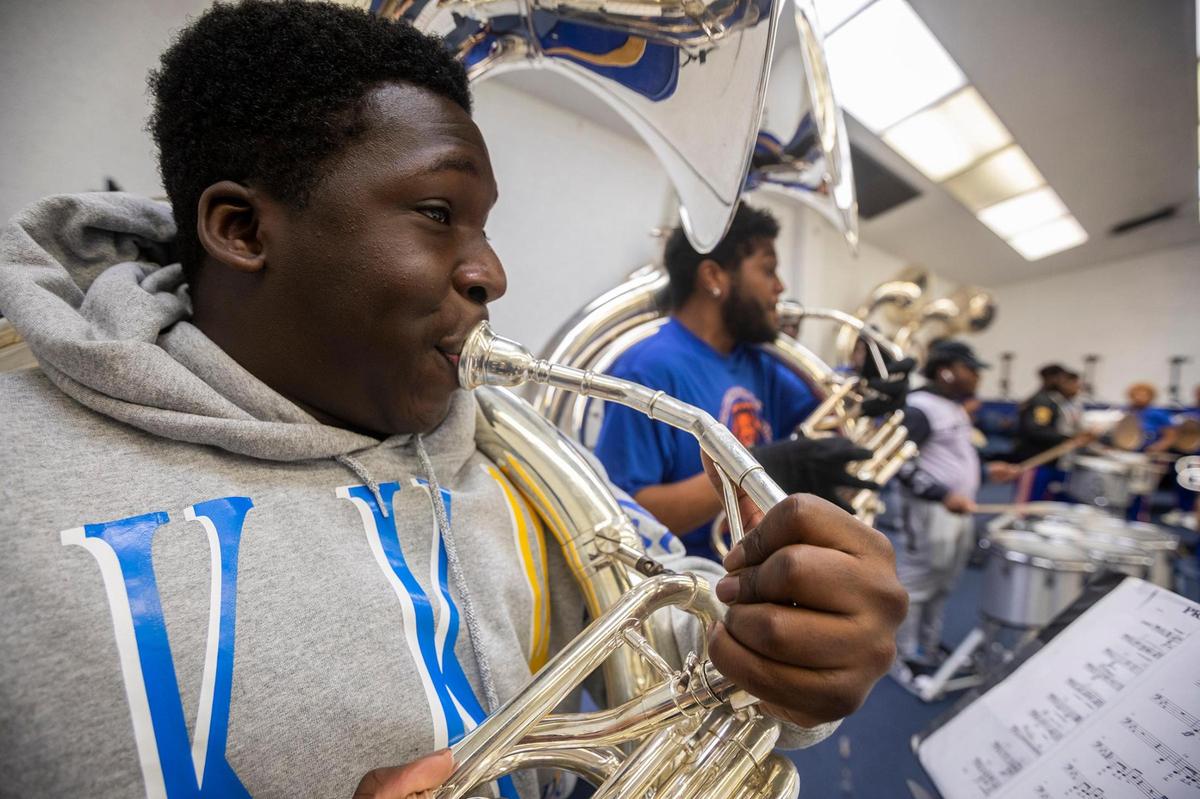 Rashaud Marcelin, estudiante de música que va a cursar su último año en la Universidad Memorial de la Florida (FMU), tocando la tuba el viernes 9 de junio de 2023, en Miami Gardens, la Florida.