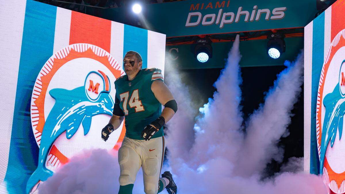 Miami Dolphins offensive tackle Liam Eichenberg (74) makes his way onto the field before their NFL game against the Buffalo Bills at Hard Rock Stadium on Thursday, Sept. 12, 2024, in Miami Gardens, Fla.