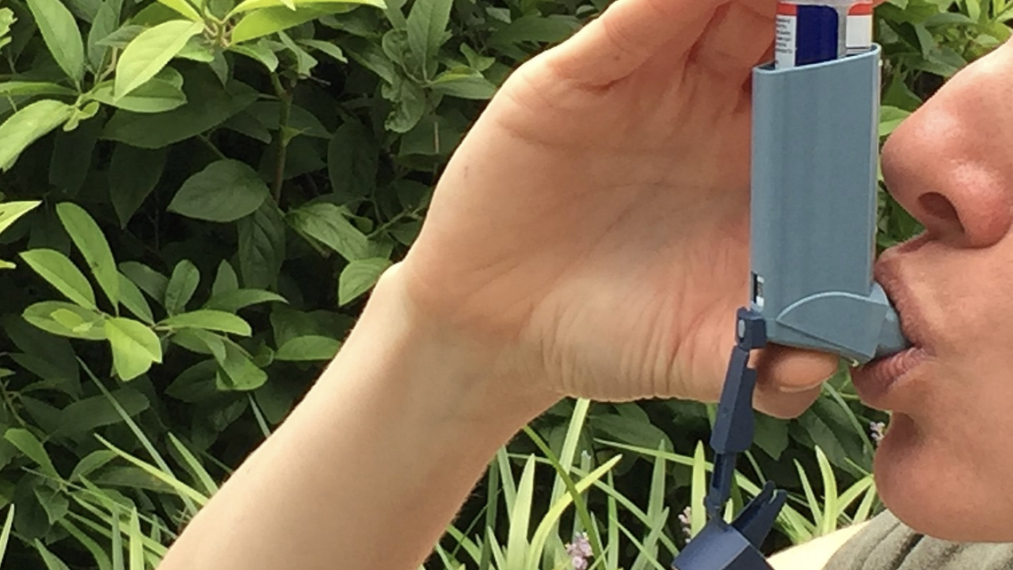 People who take medications to keep their asthma under control may be more protected from serious COVID-19 consequences than those who don’t, according to a new study, but it depends on how severe their condition is. 