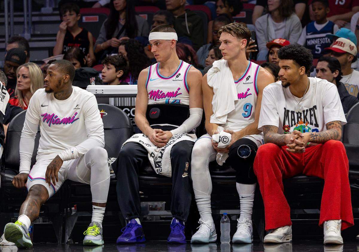 Los jugadores del Heat Terry Rozier, Tyler Herro, Pelle Larsson y Kel’el Ware (de izq. a der.) siguen desde el banco el partido ante los Timberwolves de Minnesota en el Kaseya Center, el 7 de marzo de 2025 en Miami.