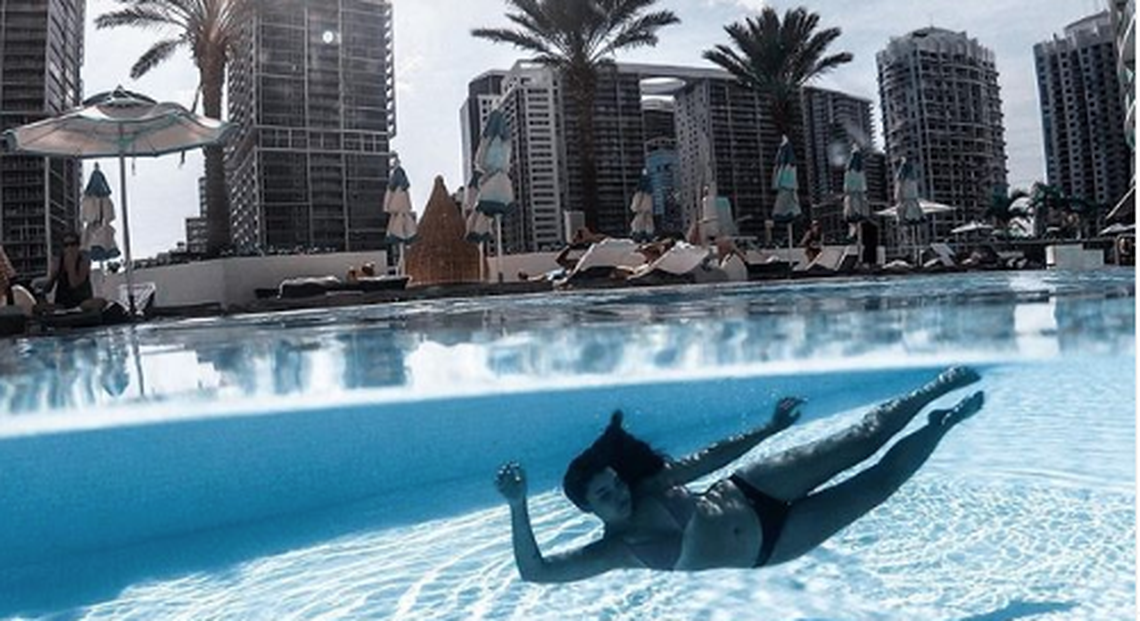 La piscina del Kimpton EPIC Hotel del downtown de Miami.