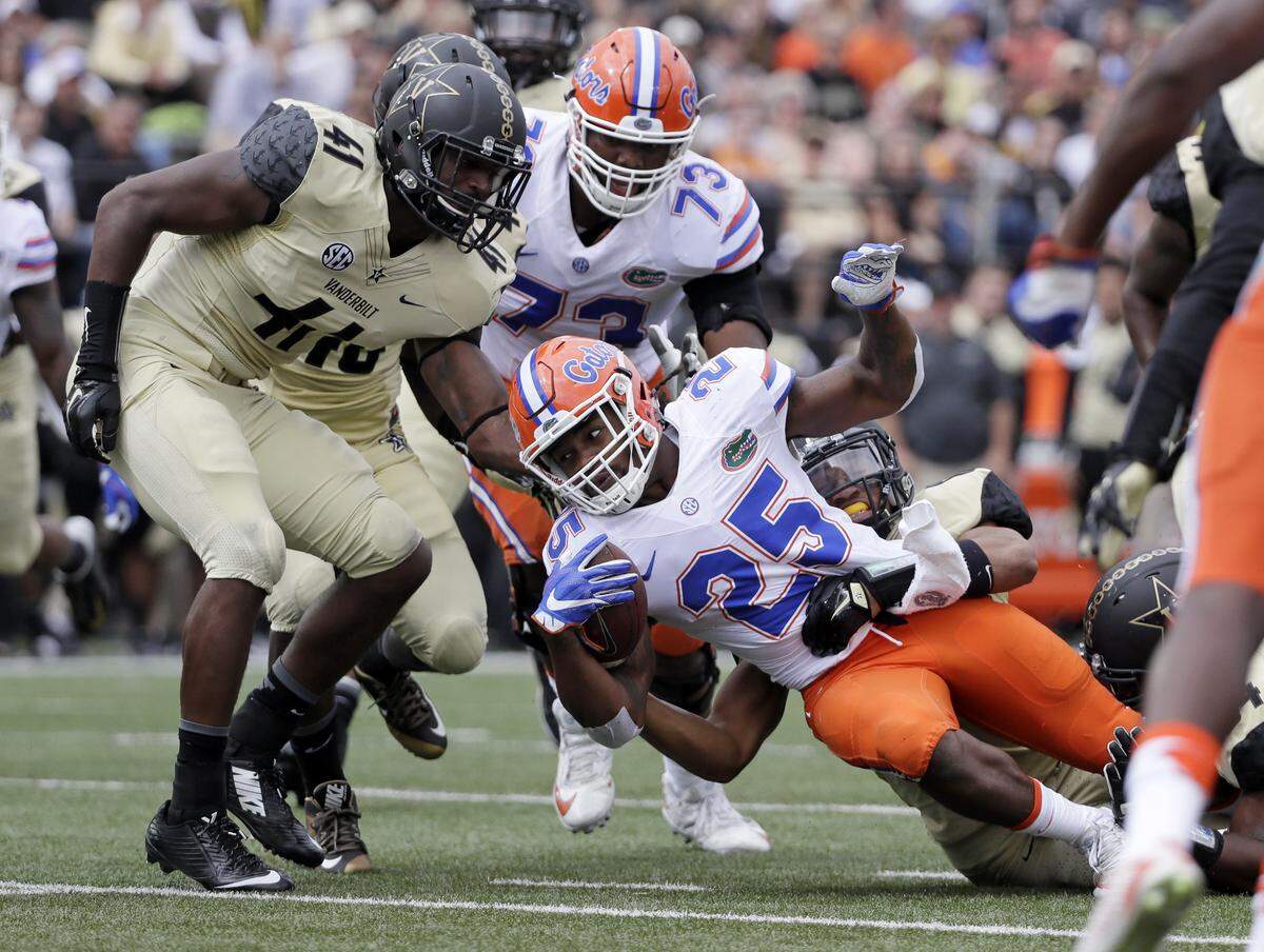 Florida running back Jordan Scarlett (25) is brought down as he carries the ball against Vanderbilt in the second half of an NCAA college football game Saturday, Oct. 1, 2016, in Nashville, Tenn. Florida won 13-6. (AP Photo/Mark Humphrey)