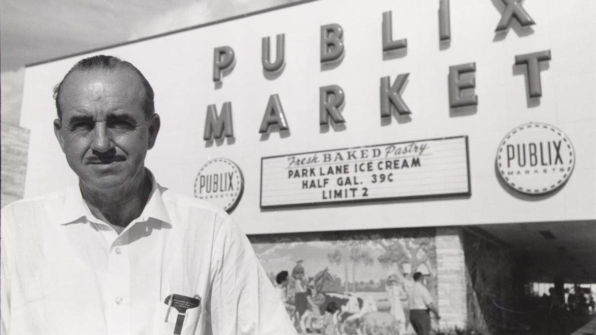 El fundador de Publix, George Jenkins, frente a uno de sus supermercados Publix en esta foto de archivo proporcionada por la compañía. Había una oferta de helado Park Lane a 39 centavos el medio galón, lo que sitúa la imagen a principios de la década de 1960 o quizás antes.