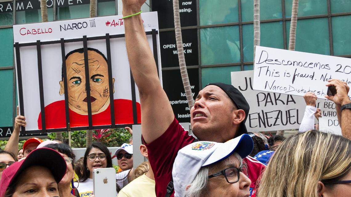 Marcos Carbono junto con un centenar de venezolanos en Miami protesta contra las elecciones presidenciales de Venezuela y el gobernante Nicolás Maduro el 20 de mayo del 2018.