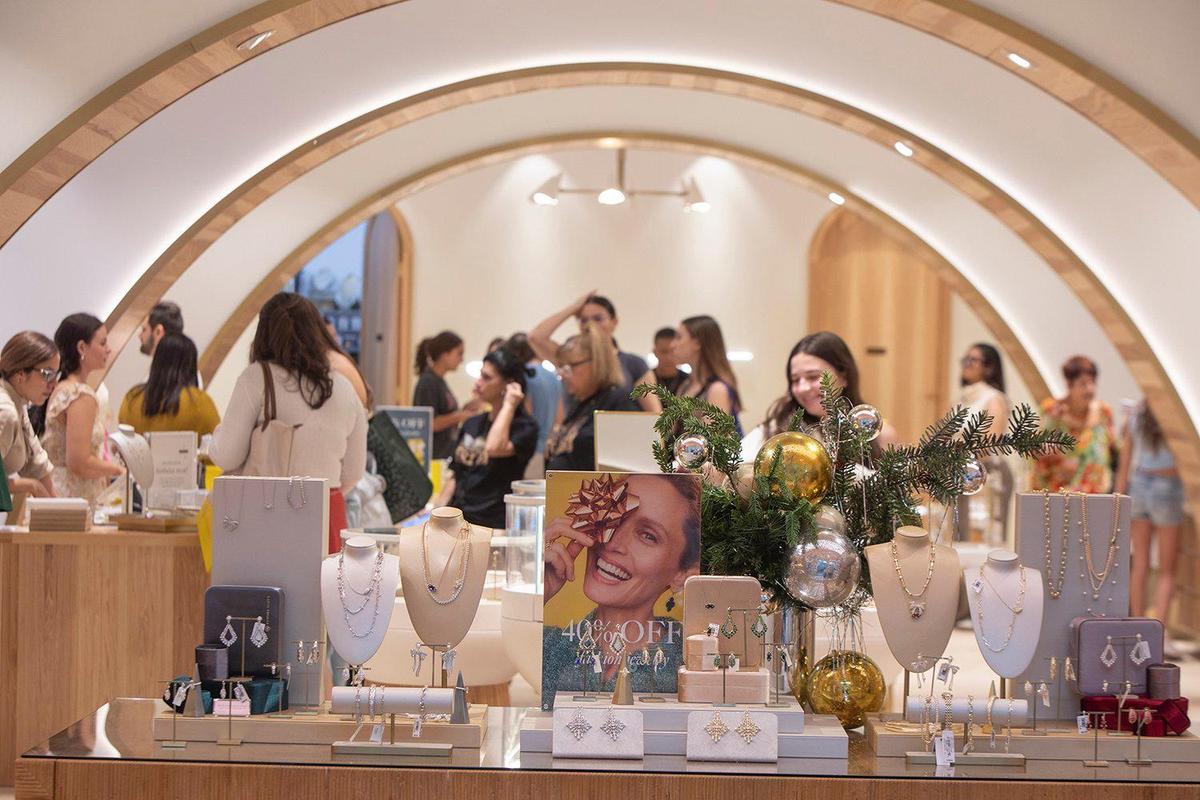 Shoppers at the Kendra Scott store in Dadeland Mall look for Black Friday deals on Nov. 29, 2024.
