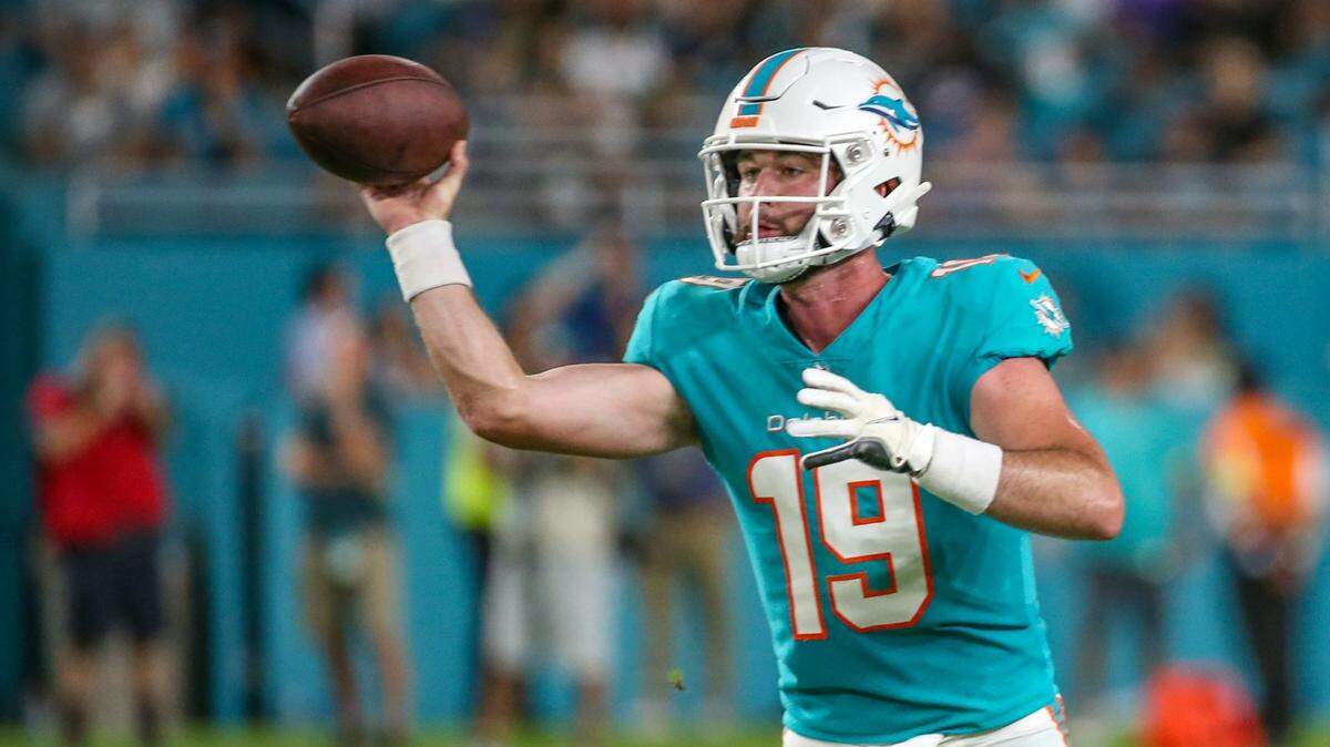 Miami Dolphins quarterback Skylar Thompson (19) throws a touchdown pass to Miami Dolphins wide receiver Lynn Bowden Jr. (3) during game against the Philadelphia Eagles in the fourth quarter at Hard Rock Stadium in Miami Gardens on Saturday, August 27, 2022.