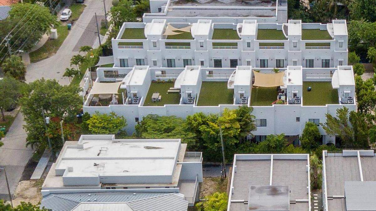 Se están construyendo casas de lujo en lo que antes era una calle de casas modestas en el West Coconut Grove de Miami, una zona históricamente negra.
