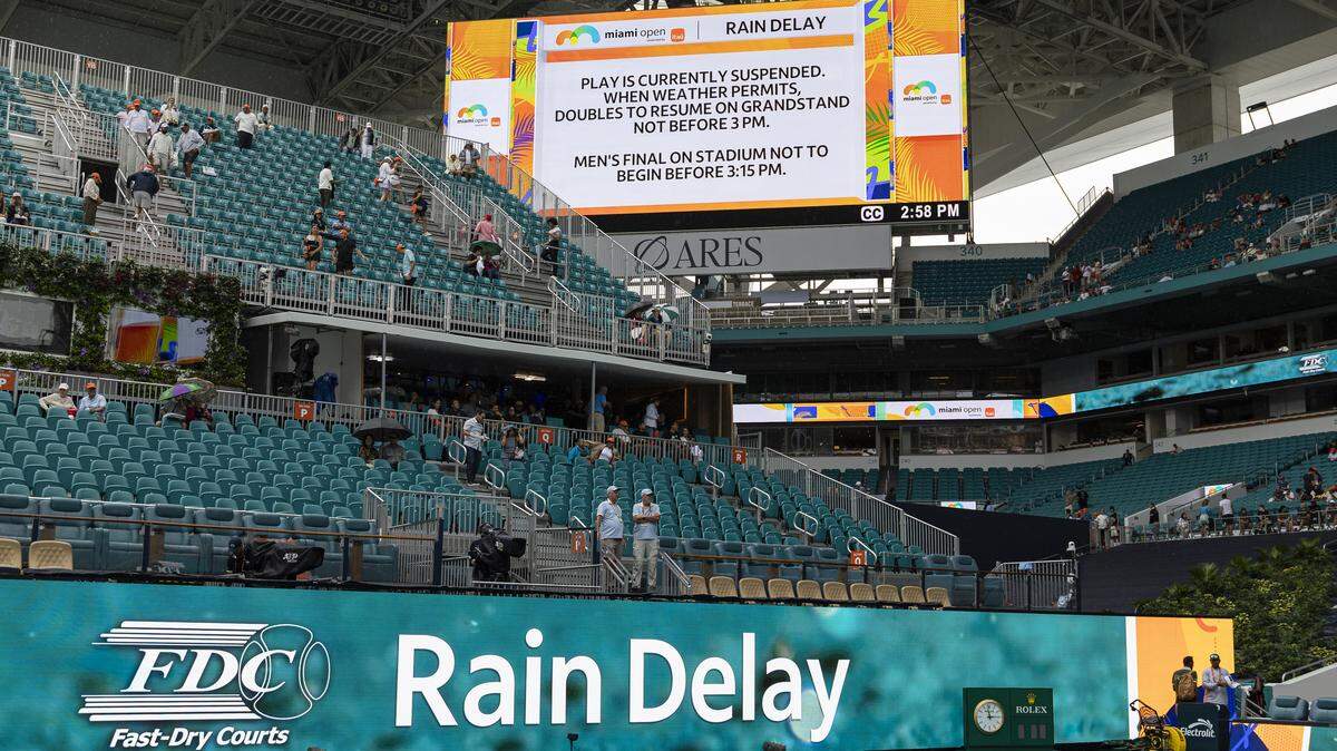 A rain delay is issued before the start of the men’s final singles match between Jiri Lehecka of Czechia and Jannik Sinner of Italy at the Miami Open tennis tournament on Sunday, March 29, 2026, in Miami Gardens, Fla.