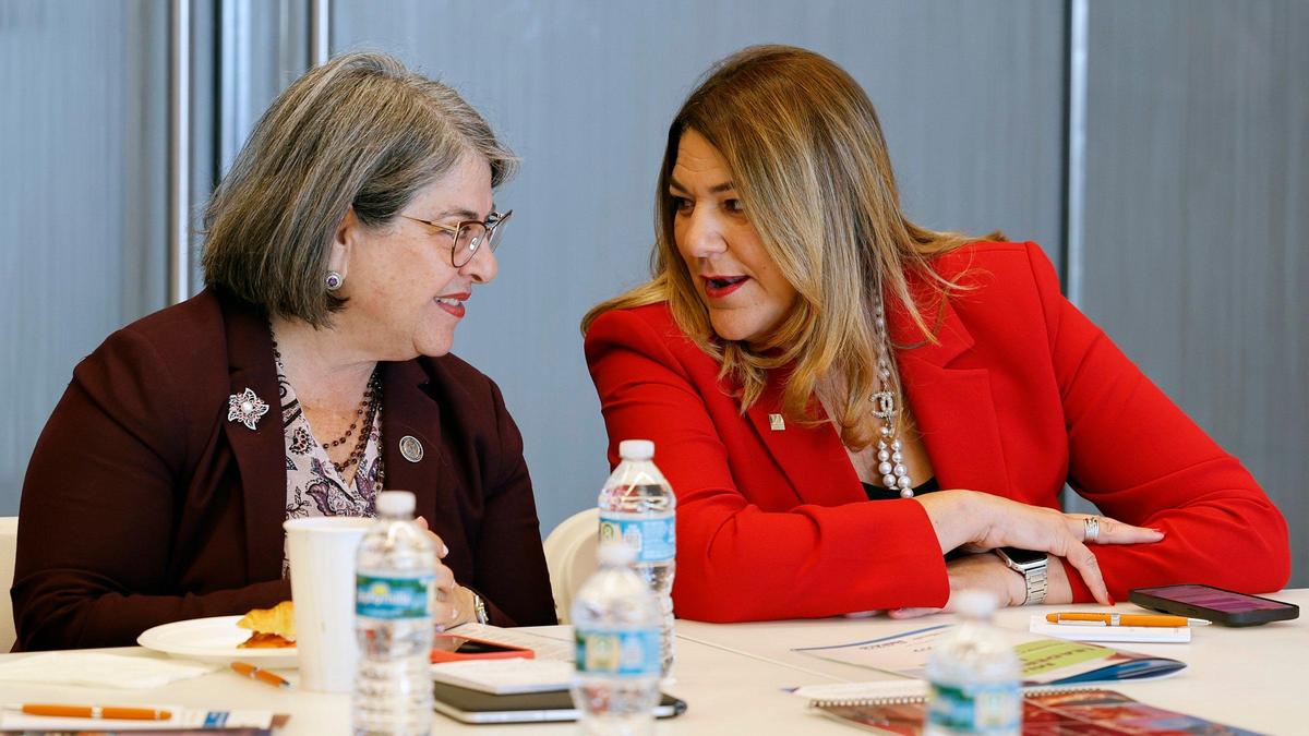La alcaldesa del Condado Miami-Dade, Daniella Levine Cava, y la presidenta del Miami-Dade College, Madeleine Pumariega, de izquierda a derecha, hablan entre ellas durante la conferencia de Miami Leadership Local en Bilzen Sumberg, en Miami, el viernes 27 de octubre de 2023.