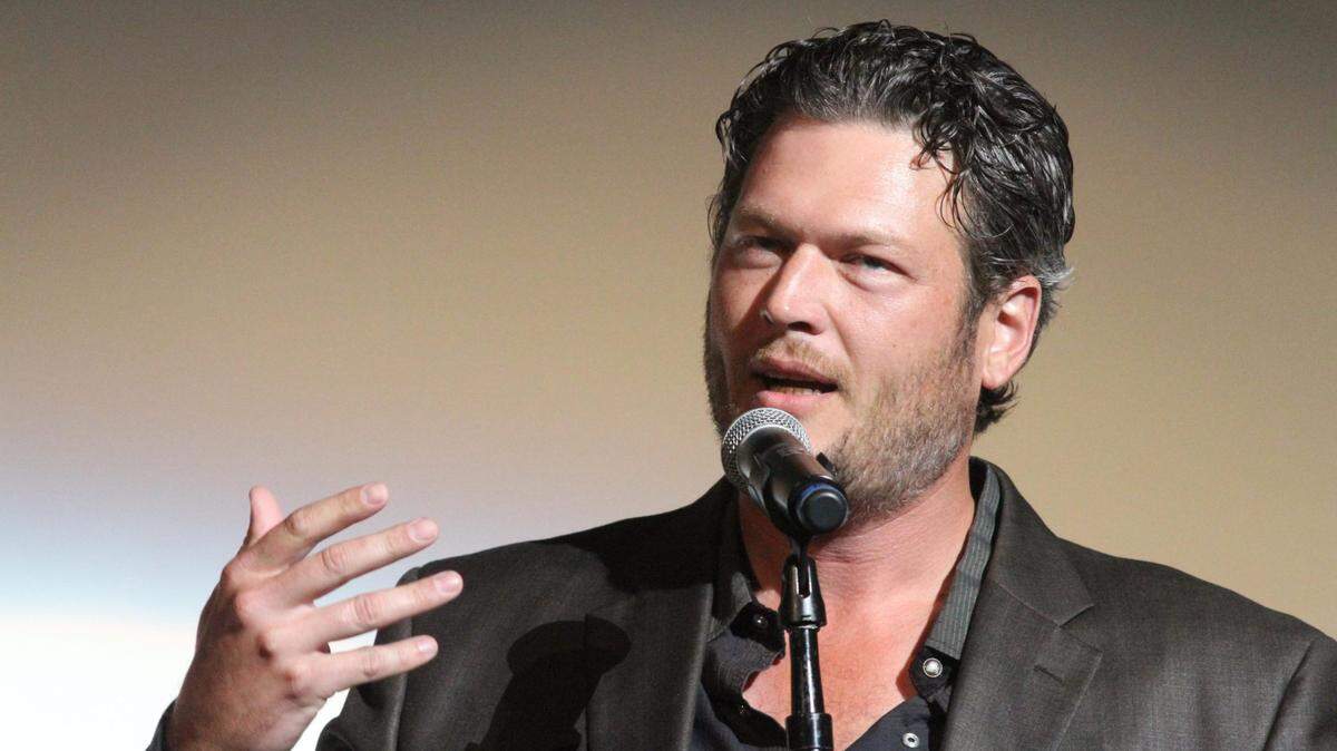 Blake Shelton addressing a crowd.